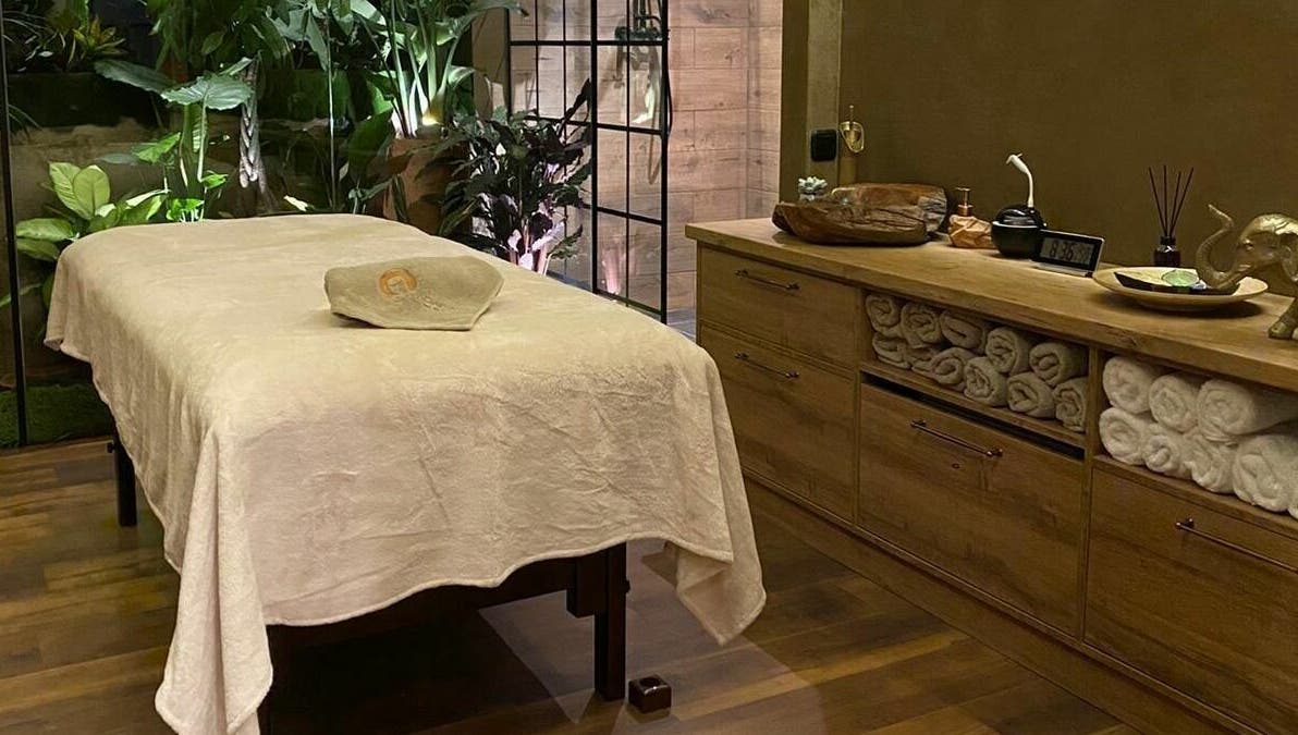 Luxurious massage room at Adara Spa, București, RO with elegant decor and soft lighting.
