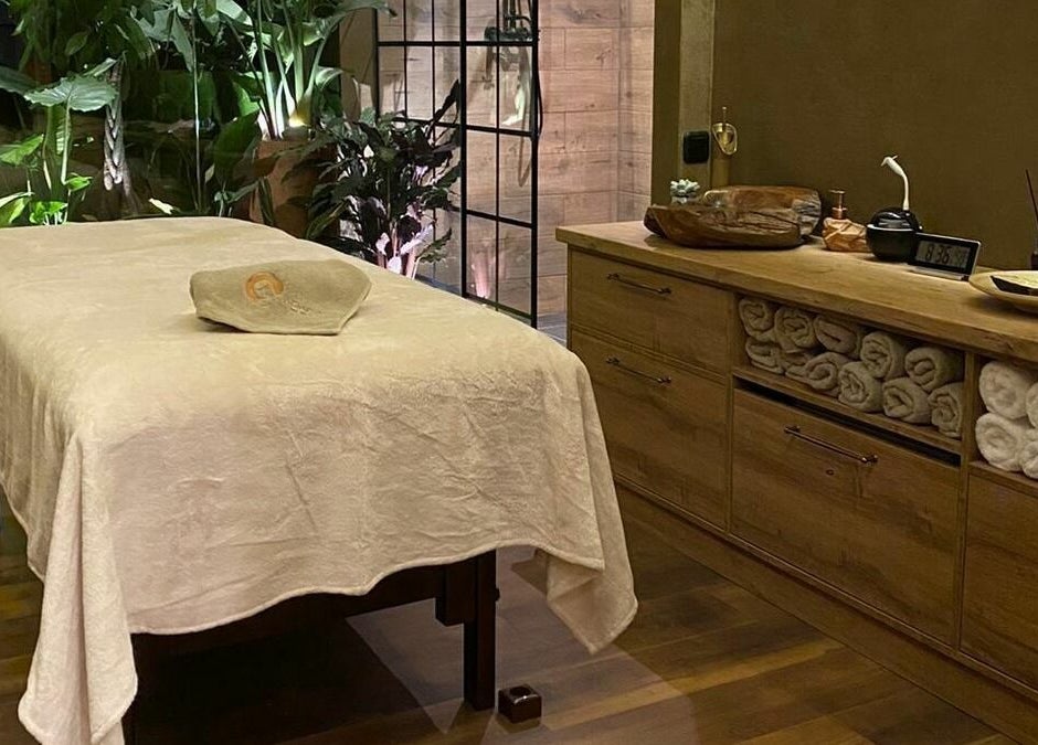Luxurious massage room at Adara Spa, București, RO with elegant decor and soft lighting.
