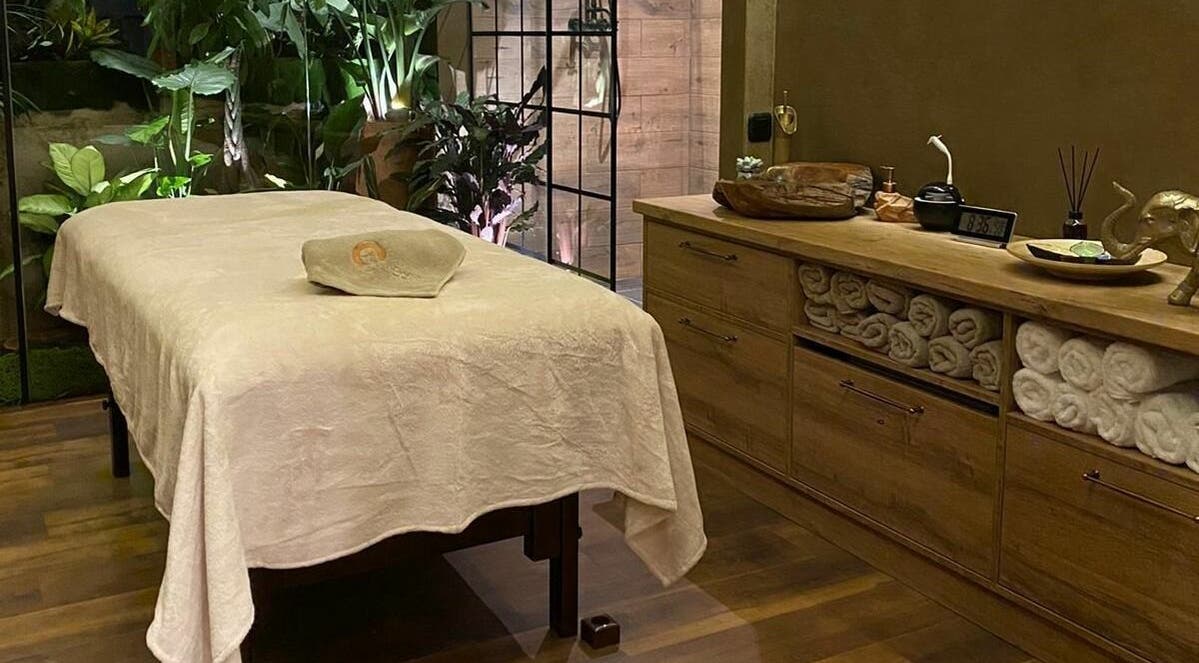 Luxurious massage room at Adara Spa, București, RO with elegant decor and soft lighting.