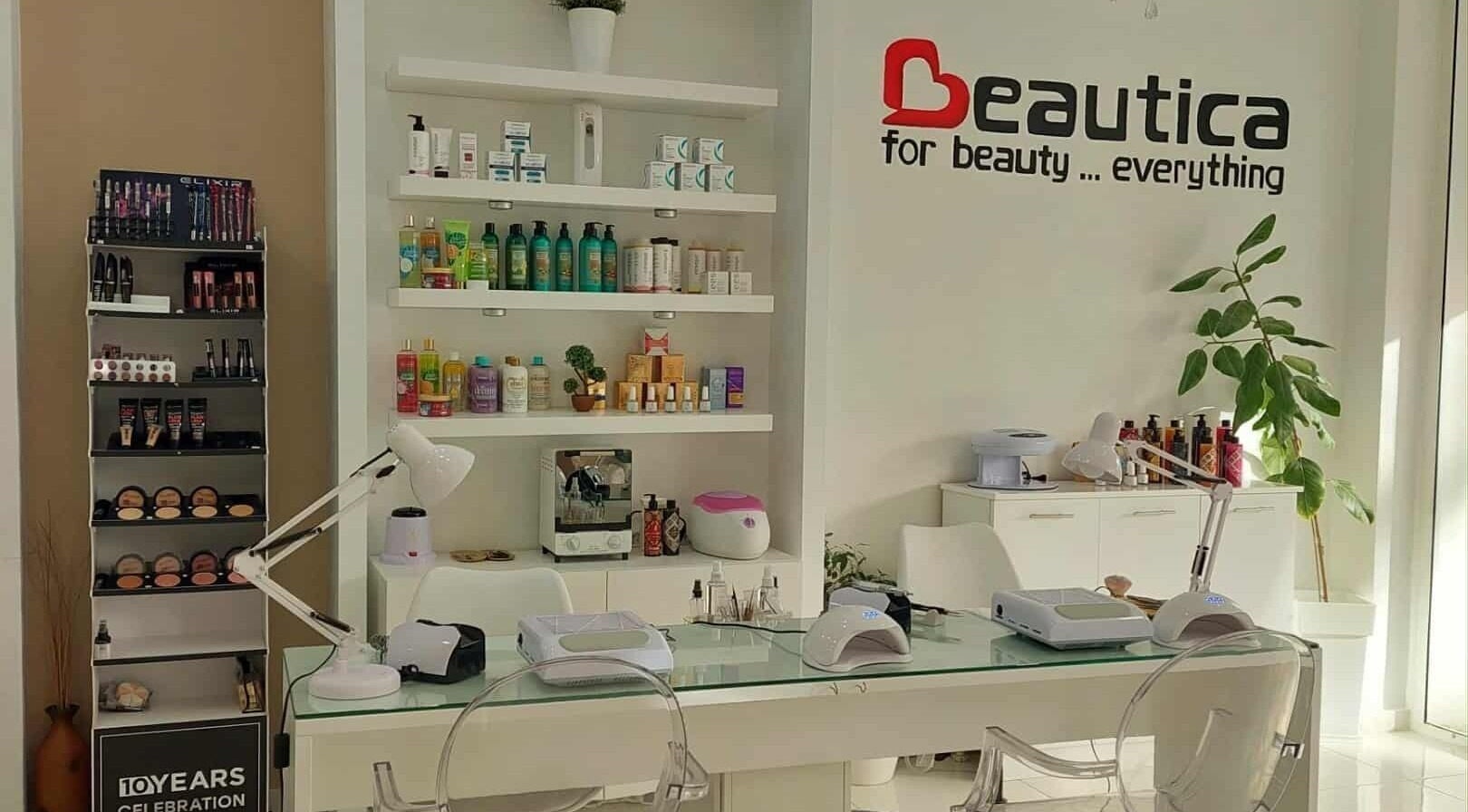 Εσωτερικός χώρος του Beautica στη Σταυρούπολη, GR με προϊόντα ομορφιάς και εξοπλισμό ευεξίας.