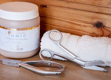 Massagebenodigdheden bij Studio Massage Capricho in Maarssen, Utrecht, NL, met scrub en handdoek.
