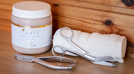 Massagebenodigdheden bij Studio Massage Capricho in Maarssen, Utrecht, NL, met scrub en handdoek.