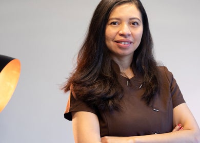 Therapeut bij Studio Massage Capricho, Utrecht, Utrecht, NL, glimlacht vriendelijk.