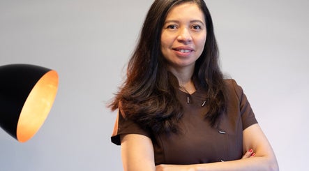 Therapeut bij Studio Massage Capricho, Utrecht, Utrecht, NL, glimlacht vriendelijk.