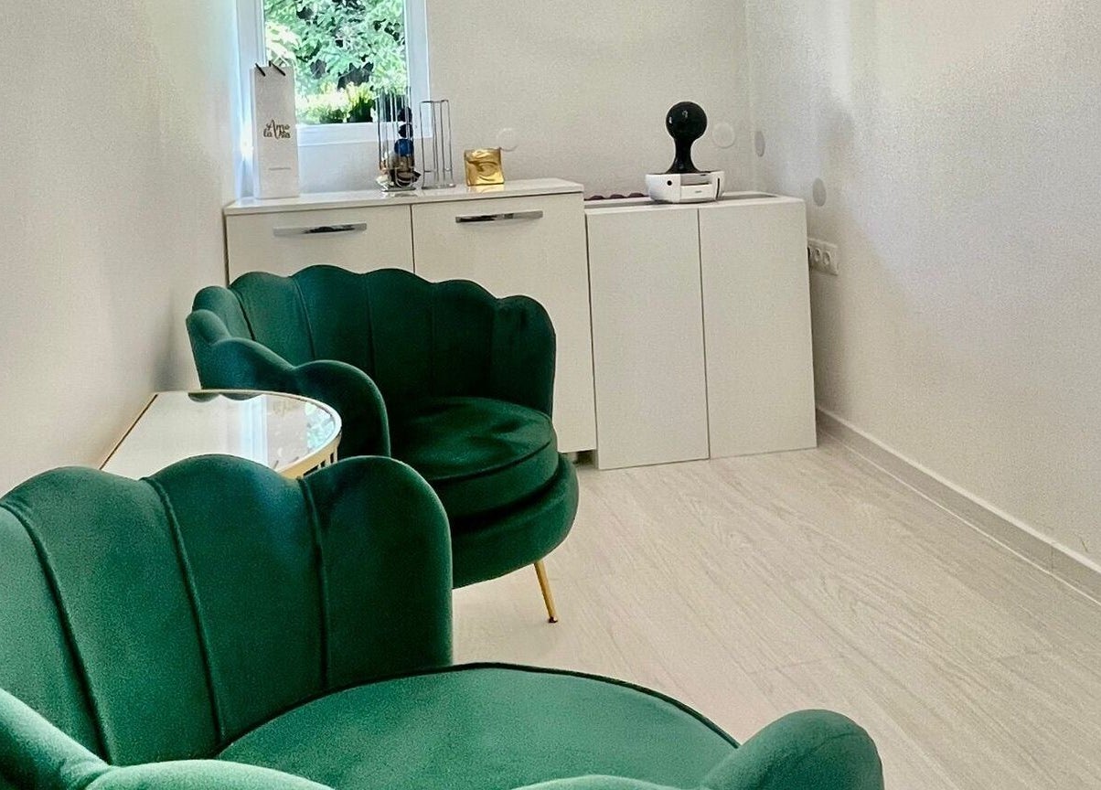 Luxurious green seating area at Dermalife Bulgaria, Sofia, Sofia City Province, BG, showcasing modern elegance.