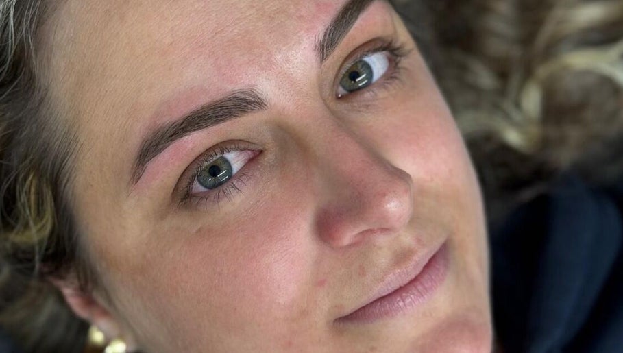 Primer plano de cejas perfectamente perfiladas en ByBeauty, Sant Celoni, Catalunya, ES.