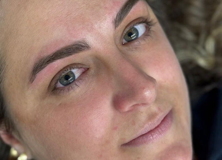 Primer plano de cejas perfectamente perfiladas en ByBeauty, Sant Celoni, Catalunya, ES.
