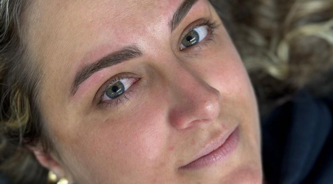 Primer plano de cejas perfectamente perfiladas en ByBeauty, Sant Celoni, Catalunya, ES.