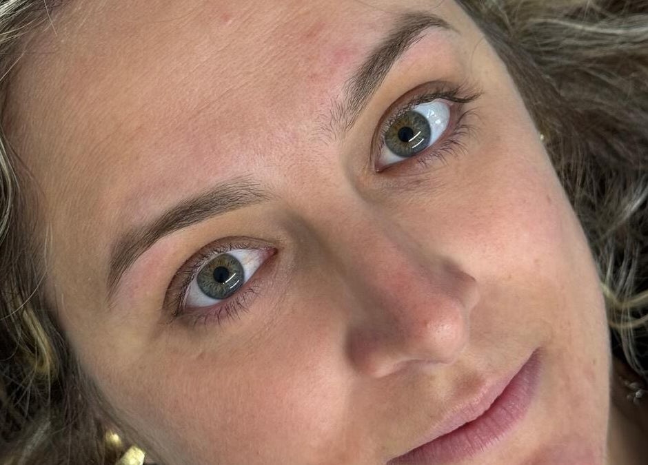 Primer plano de rostro relajado en ByBeauty, Sant Celoni, Catalunya, ES, mostrando cuidado facial.