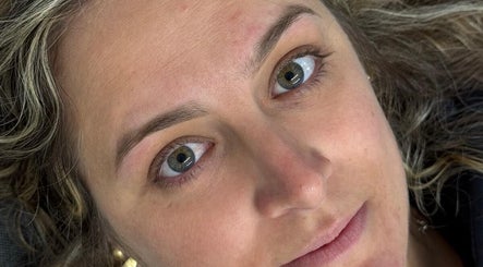 Primer plano de rostro relajado en ByBeauty, Sant Celoni, Catalunya, ES, mostrando cuidado facial.