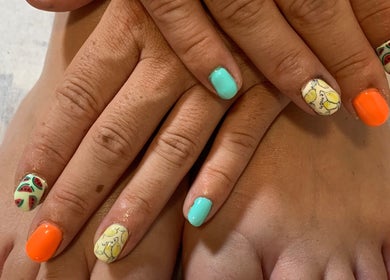 Colorido diseño de uñas en ByBeauty, Sant Celoni, Catalunya, ES, con tonos turquesa, naranja y arte de frutas.