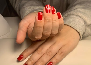 Manicura roja con diseño en ByBeauty, Sant Celoni, Catalunya, ES, destacando estilo y arte de uñas.