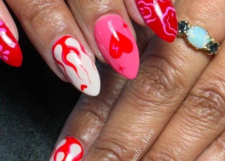 Diseños de uñas vibrantes en ByBeauty, Sant Celoni, Catalunya, ES, mostrando arte en rojo y rosa.