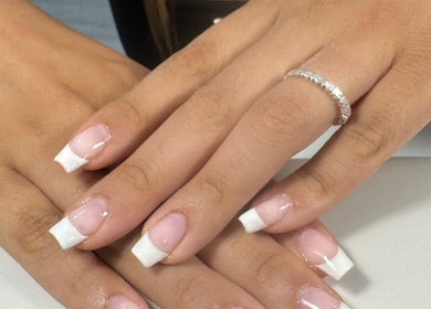 Manicura francesa elegante en ByBeauty, Sant Celoni, Catalunya, ES.