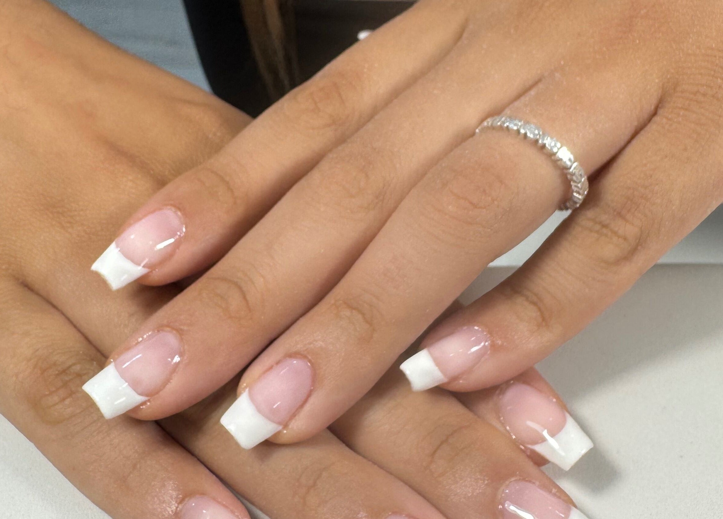 Manicura francesa elegante en ByBeauty, Sant Celoni, Catalunya, ES.