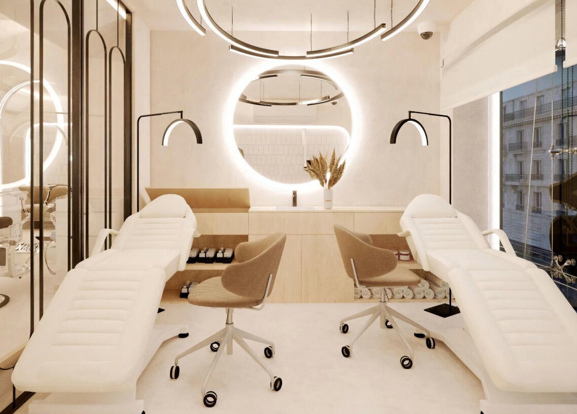 تصميم داخلي فاخر في صالون جدو - شبرا - الساحل، القاهرة ببساط أبيض وكراسي مريحة.