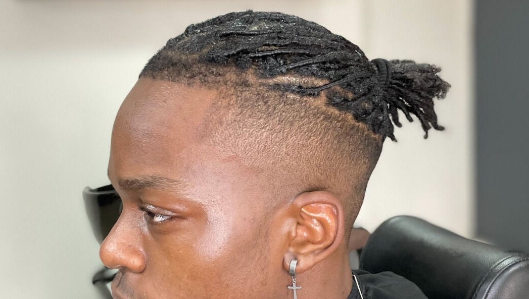 Corte moderno no Fresh Cut Barbershop, Maputo, Maputo, MZ. Perfil de cliente com tranças elegantes.