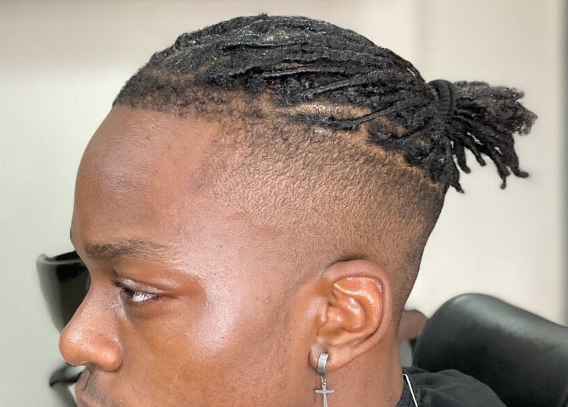 Corte moderno no Fresh Cut Barbershop, Maputo, Maputo, MZ. Perfil de cliente com tranças elegantes.