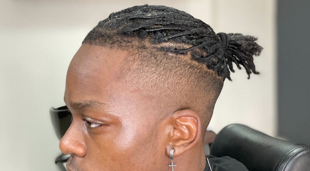 Corte moderno no Fresh Cut Barbershop, Maputo, Maputo, MZ. Perfil de cliente com tranças elegantes.