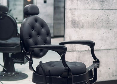 Fauteuil de barbier moderne chez Broclean Barbershop, Longueuil, Québec, CA, pour une expérience de coiffure haut de gamme.
