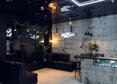 Intérieur élégant de Broclean Barbershop à Longueuil, Québec, CA avec mobilier moderne et décoration soignée.
