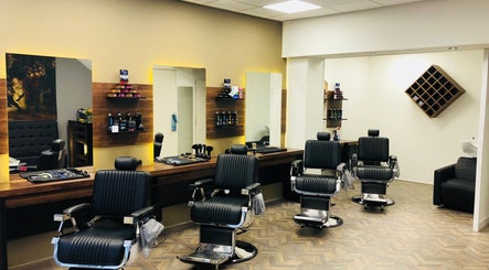 Stijlvolle interieur van Rembrandt Barbershop in Leiden, Zuid-holland, NL met moderne kappersstoelen.