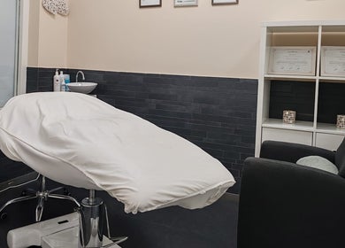 Behandelkamer bij Firozeh Beauty in Leiden, Zuid-Holland, NL met comfortabele stoel en wastafel.