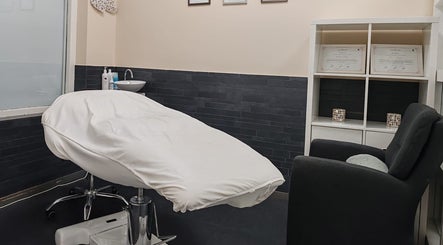 Behandelkamer bij Firozeh Beauty in Leiden, Zuid-Holland, NL met comfortabele stoel en wastafel.