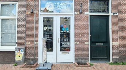 Voordeur van Firozeh Beauty salon in Leiden, Zuid-Holland, NL op een zonnige dag.