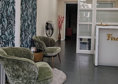 Luxueuze inrichting van Firozeh Beauty in Leiden, Zuid-Holland, NL met stijlvolle groene stoelen en elegante lobby.