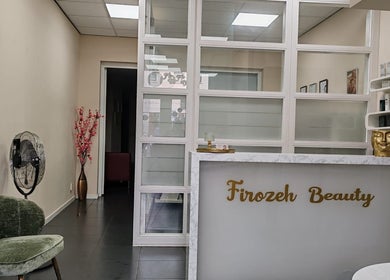 Ontvangstruimte bij Firozeh Beauty in Leiden, Zuid-Holland, NL met moderne inrichting en marmeren balie.