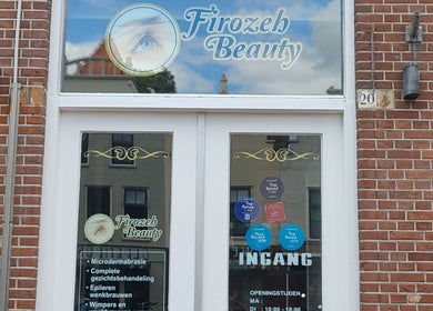 Ingang van Firozeh Beauty in Leiden, Zuid-Holland, NL met logo en openingstijden op de glazen deur.