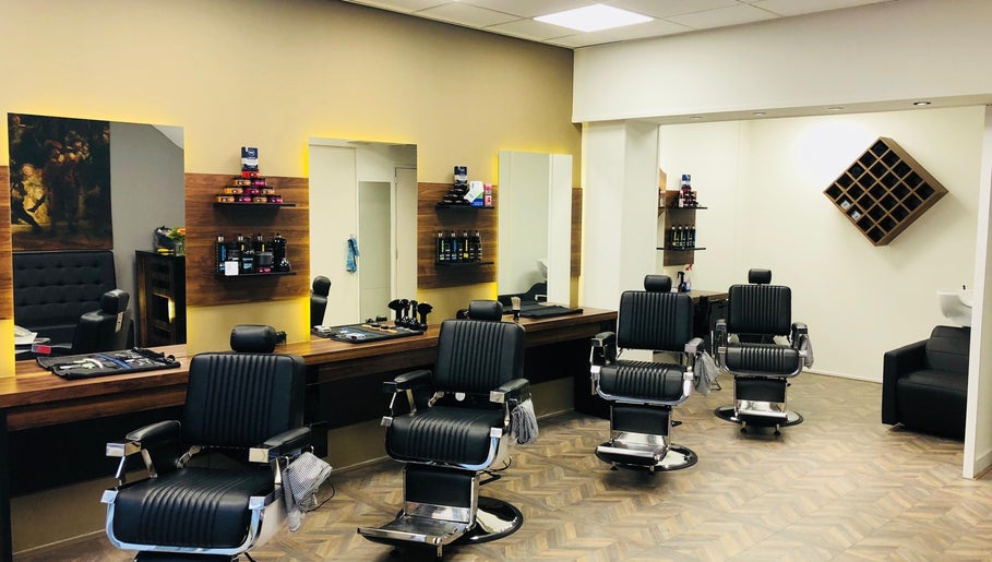 Interieur van Rembrandt Barbershop in Leiden, Zuid-holland, NL met stijlvolle kappersstoelen en moderne inrichting.