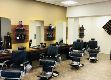 Interieur van Rembrandt Barbershop in Leiden, Zuid-holland, NL met stijlvolle kappersstoelen en moderne inrichting.