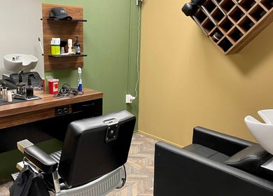 Stijlvolle kappershoek in Rembrandt Barbershop te Leiden, Zuid-Holland, NL.