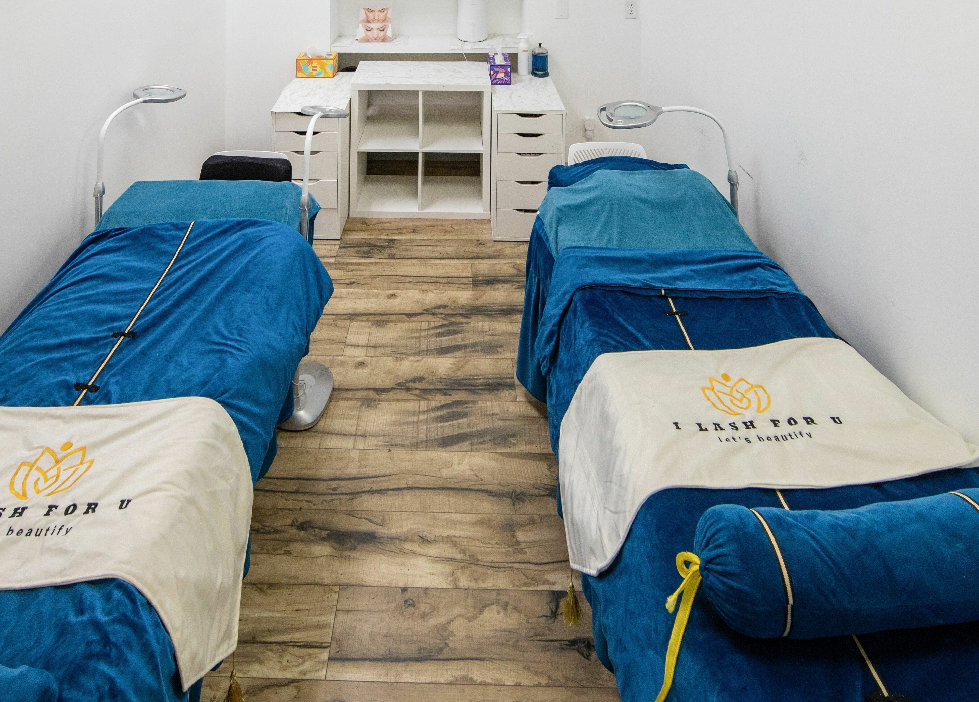 Comfortable treatment beds at I Lash For U in Saratoga Springs, Utah, US, showcasing a clean, serene environment.