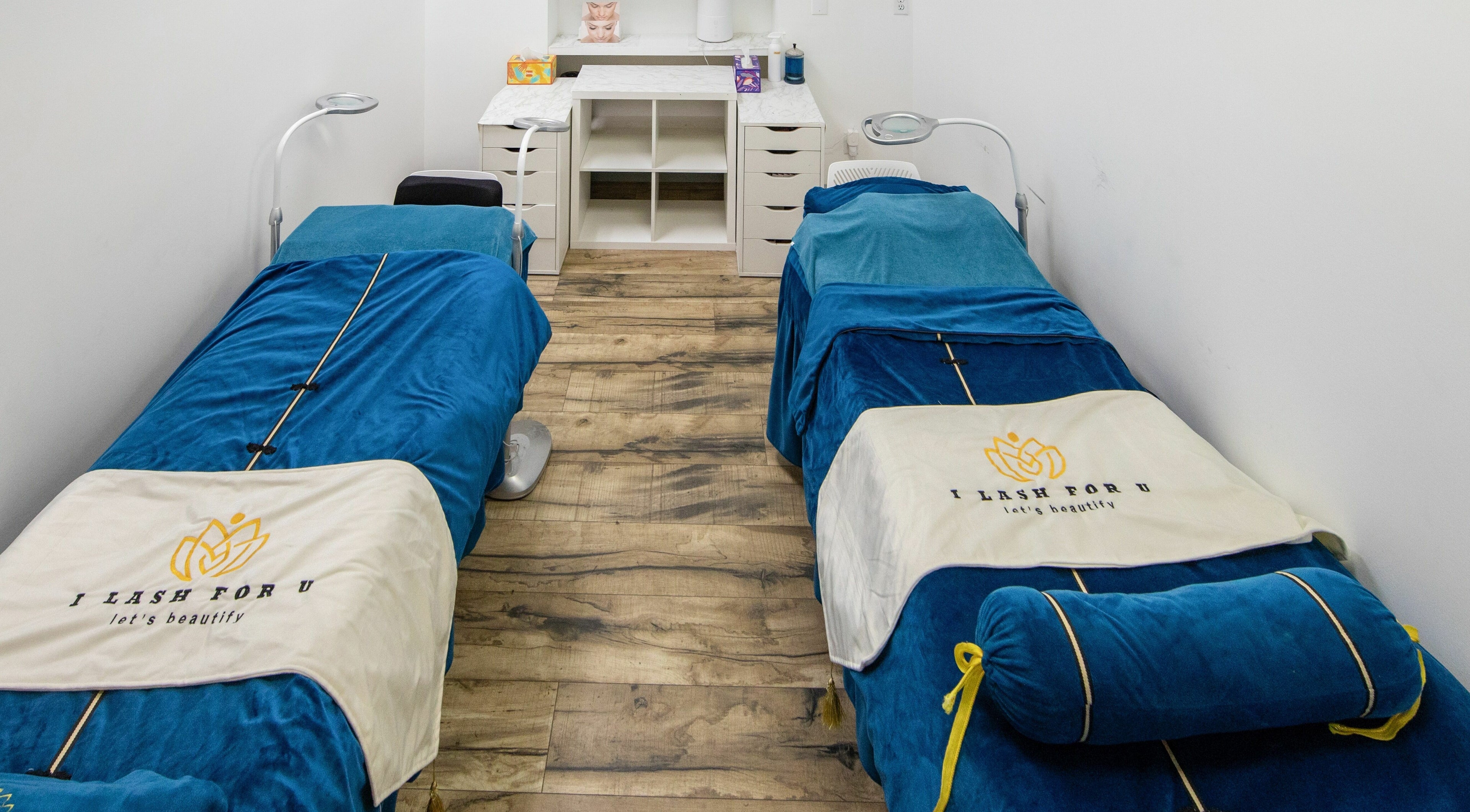 Comfortable treatment beds at I Lash For U in Saratoga Springs, Utah, US, showcasing a clean, serene environment.