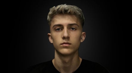 Joven con corte moderno en Bigote.Barber, Puente Genil, Andalucía, ES. Estilo pulido y actual.