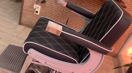 Silla de barbero en Bigote.Barber, Puente Genil, Andalucía, ES ofrece confort y estilo moderno.