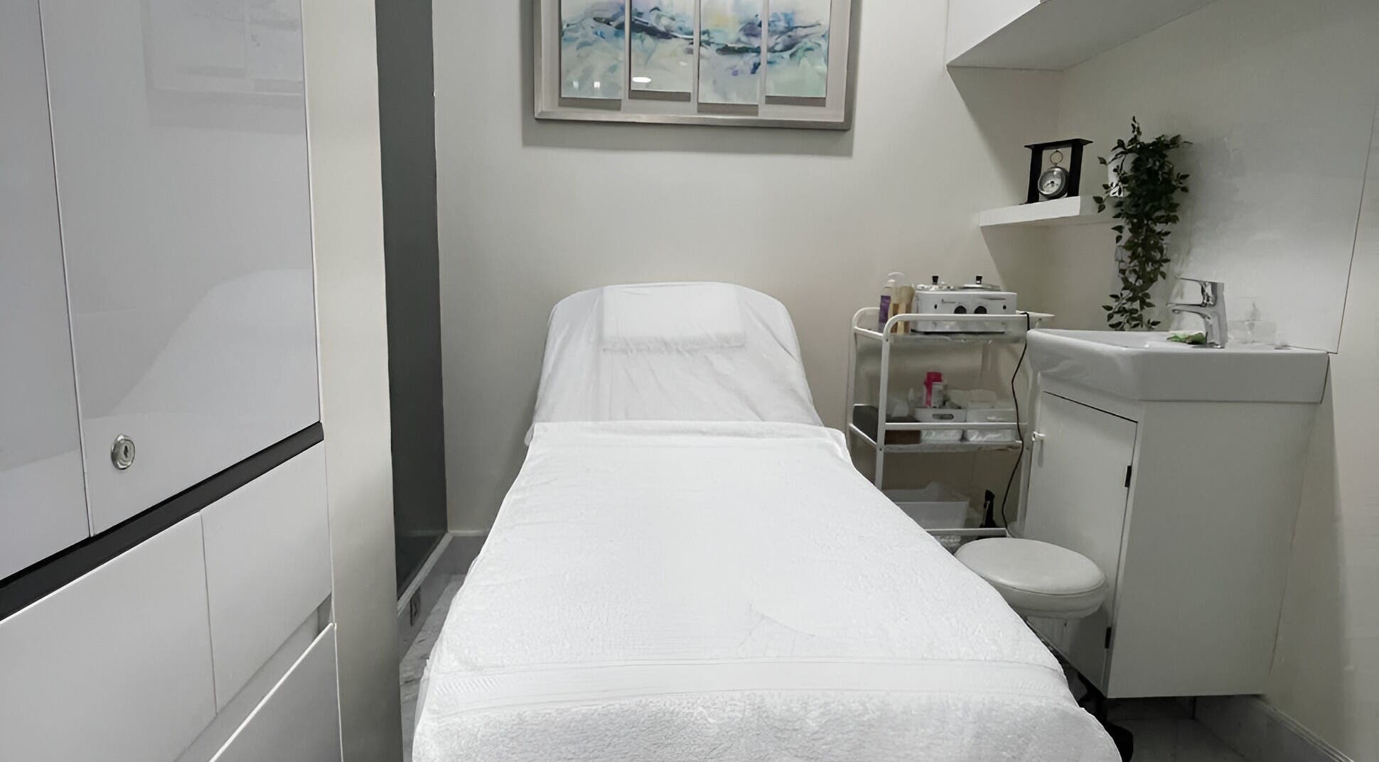 Serene treatment room at Meshe Beauty Salon in Dubai, AE, featuring a comfortable bed and modern decor.