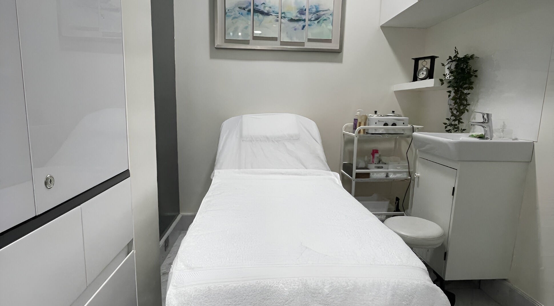 Serene treatment room at Meshe Beauty Salon in Dubai, AE, featuring a comfortable bed and modern decor.