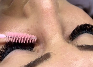BM Pressed in Westville, Kwazulu-natal offers expert eyelash care and styling with professional tools.