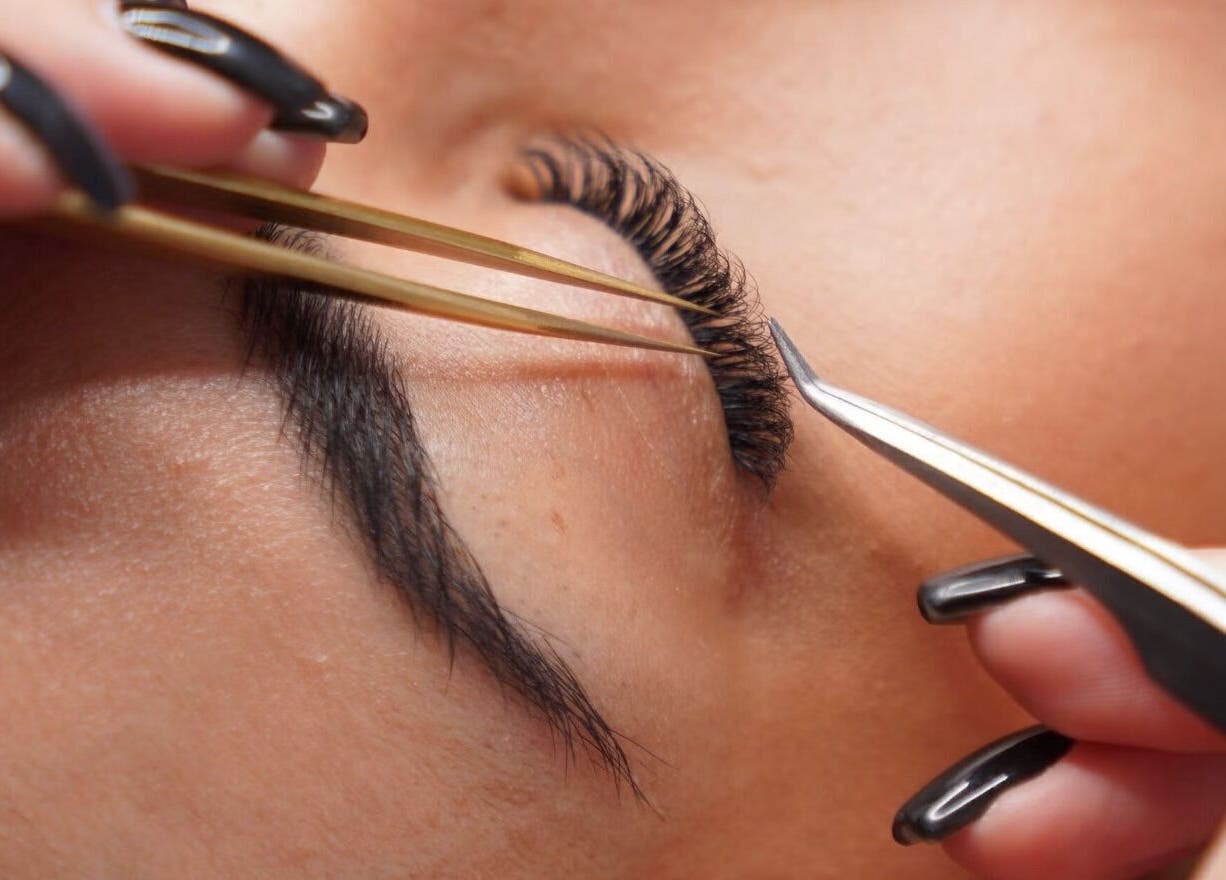 Expert lash application at Union Lash & Brow in San Francisco, California, US. Enhancing beauty with precision.
