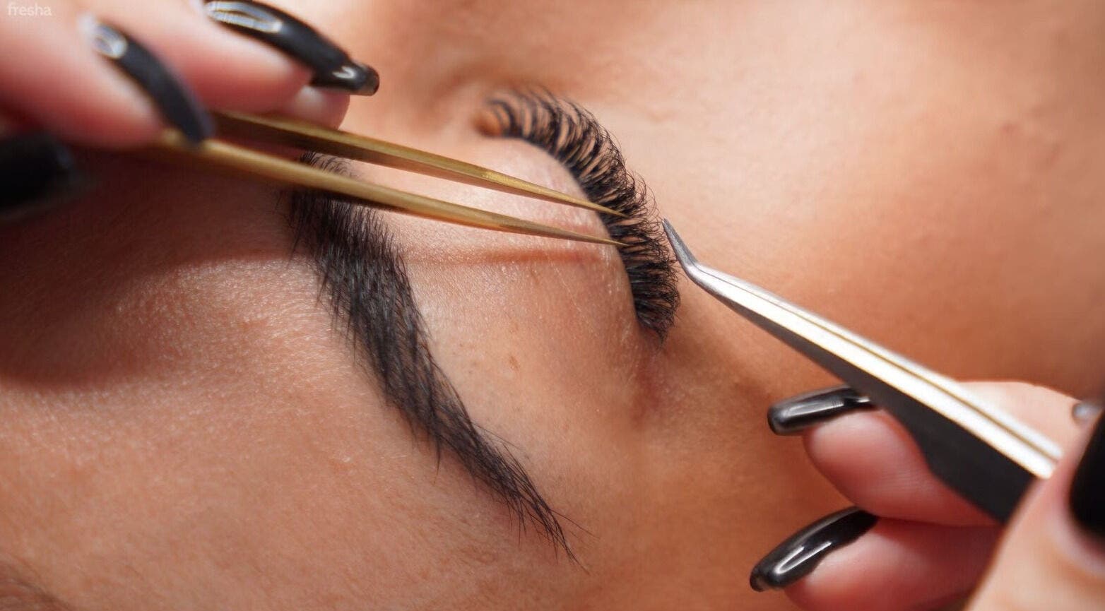 Expert lash application at Union Lash & Brow in San Francisco, California, US. Enhancing beauty with precision.