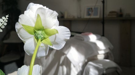 White flower in serene setting at Ali'Stones Botanical Face and Body Therapy, Cockenzie and Port Seaton, Scotland, GB.