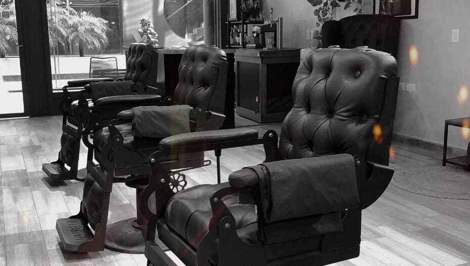 Sillas de barbería en Marbella Barberia y Peluqueria, Udaondo, Provincia de Buenos Aires, AR.