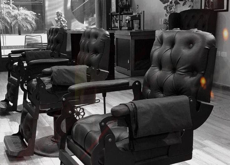 Sillas de barbería en Marbella Barberia y Peluqueria, Udaondo, Provincia de Buenos Aires, AR.