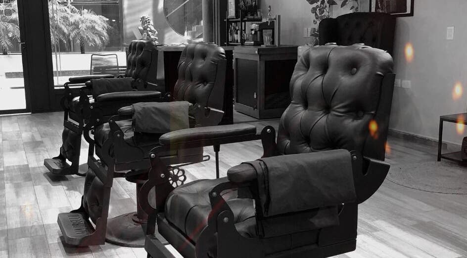 Sillas de barbería en Marbella Barberia y Peluqueria, Udaondo, Provincia de Buenos Aires, AR.