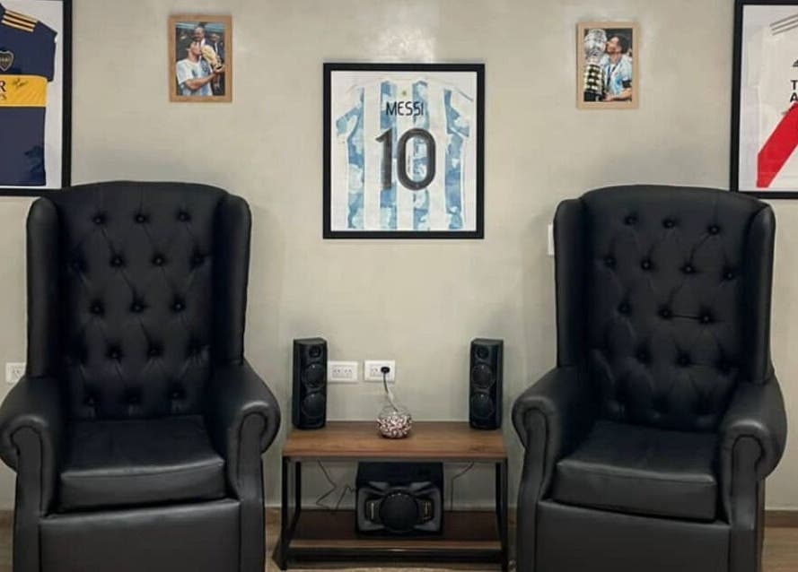 Sillas de relax en Marbella Barberia and Peluqueria, Udaondo, con decoraciones de camisetas de fútbol.