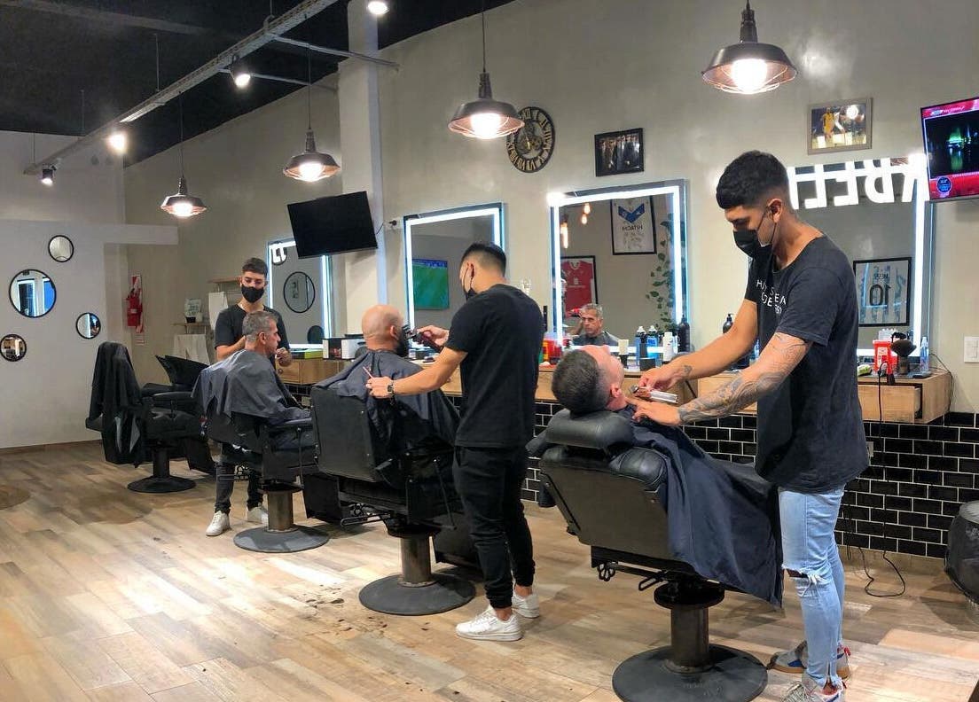 Barberos trabajando en Marbella Barberia y Peluqueria en Udaondo, Provincia de Buenos Aires, AR.